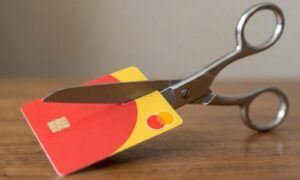 マスターカードにハサミを入れるイメージ