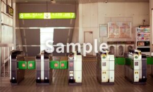 東京の駅でICOCAを利用するイメージ