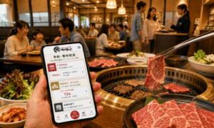 焼肉きんぐの予約・受付状況をスマホで確認しながら店内で焼肉を楽しむ様子