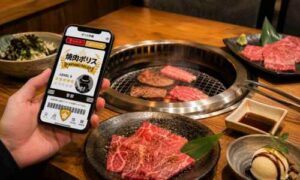 焼肉きんぐの焼肉ポリス手帳で階級を確認しながら食事を楽しむ様子