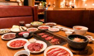 プレミアムカルビで焼肉を楽しむテーブル