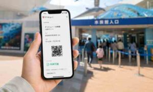 アソビューの電子チケットを施設入口でスマホ確認する場面