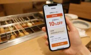 串家物語のクーポンをスマホで確認する手元