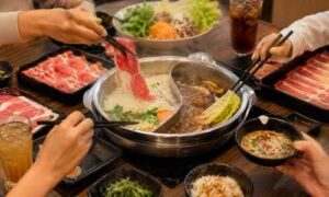 しゃぶ葉の鍋に肉と野菜を入れて食べ放題を楽しむ手元