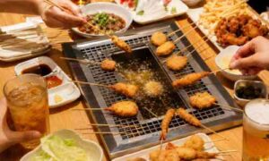 串家物語で揚げたての串揚げを楽しむテーブル