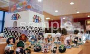 くら寿司の店内でビッくらポン！の景品サンプルを並べた様子
